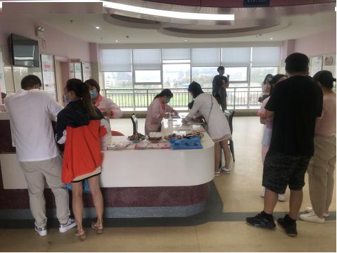 良辰吉日喜牽手，貼心服務保健康——安寧市婦計中心為184對新人提供免費婚檢與健康咨詢服務