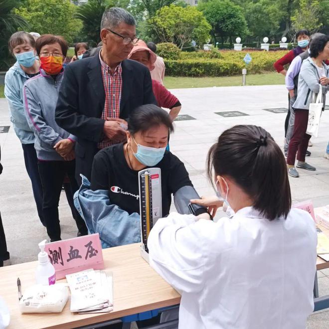 寶山社區(qū)便民服務(wù)暖人心 中醫(yī)問診、血壓測量與理發(fā)服務(wù)一站式體驗(yàn)