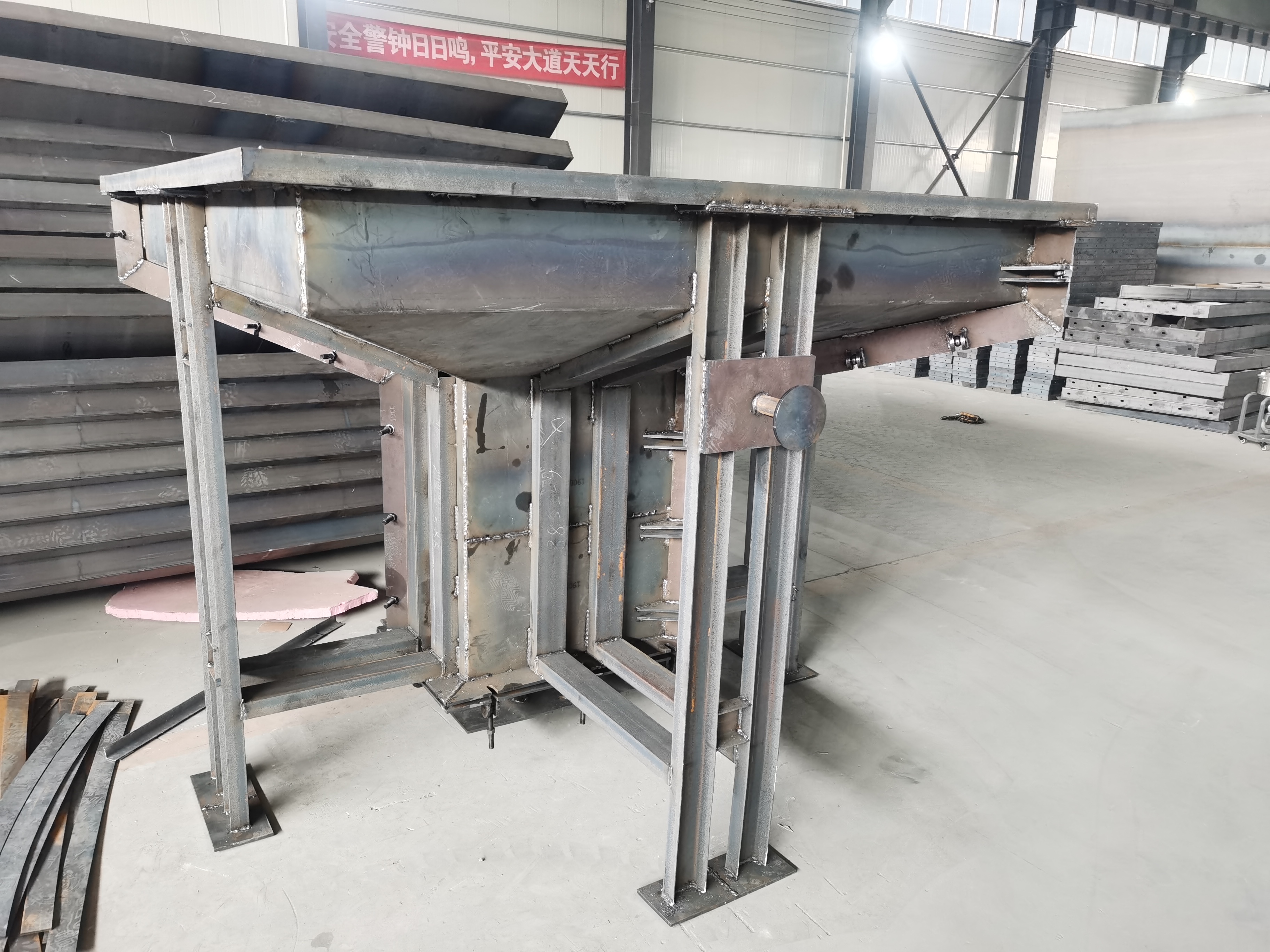 圍墻立柱鋼模具與水泥基礎墩模具 現代化模具技術應用探析